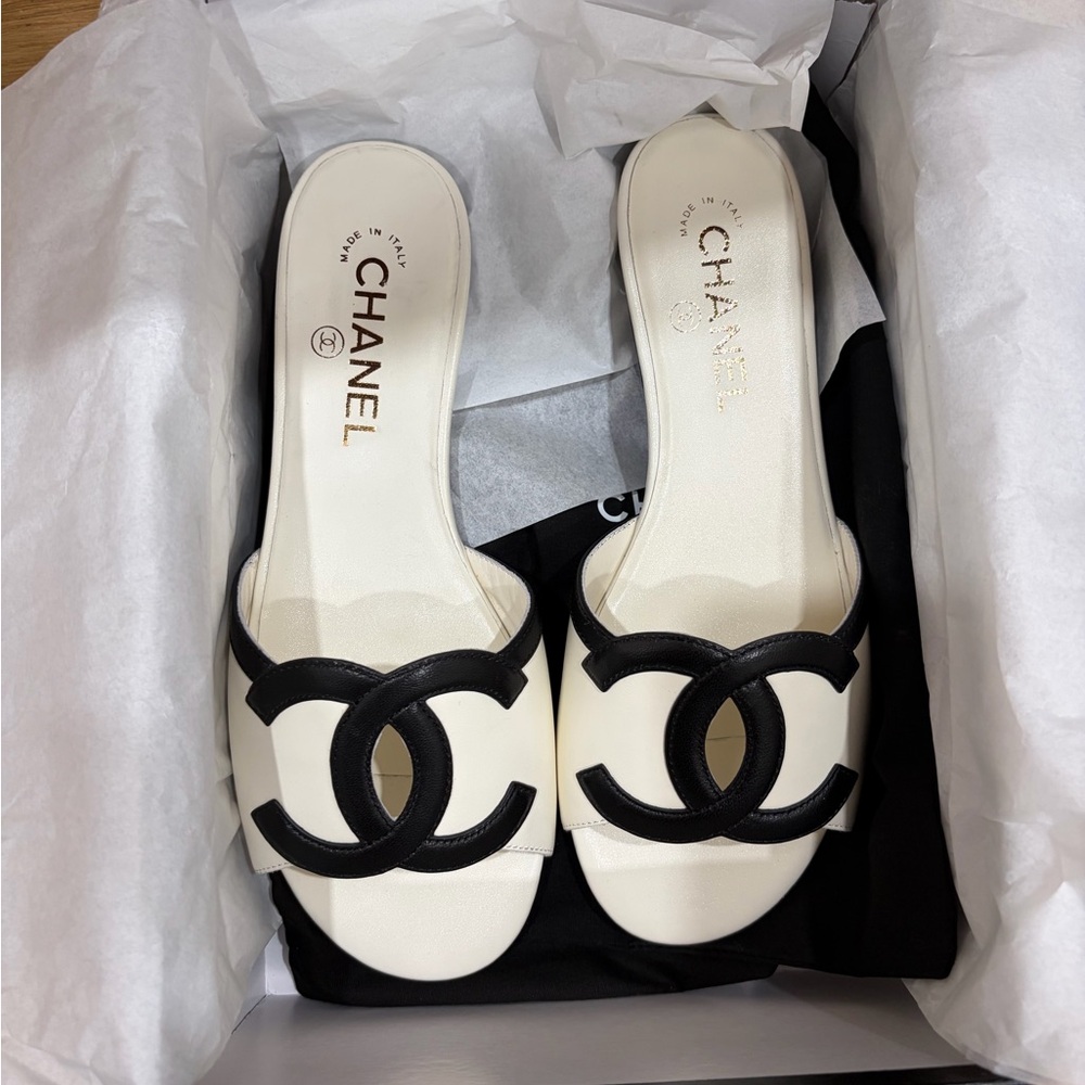 CHANEL White and Black CC Slide Sandals size 38 - Picture 2 of 7